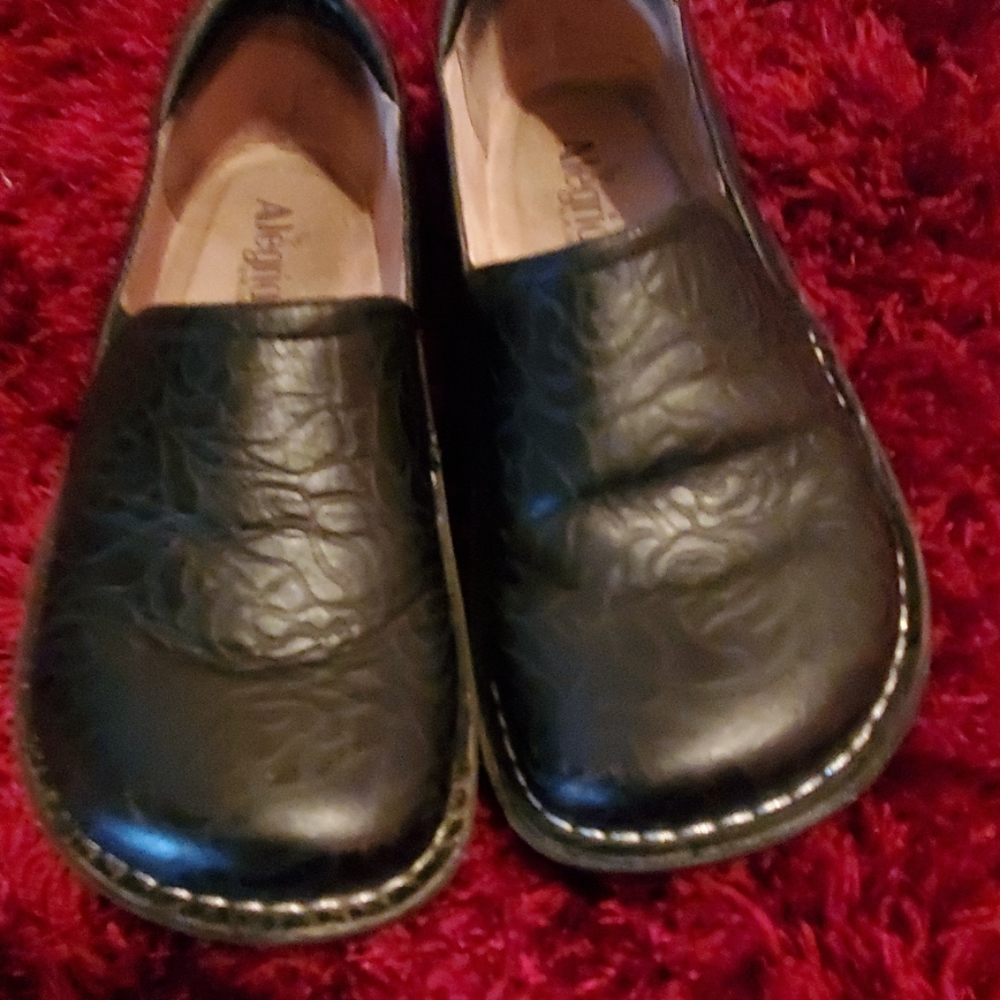 BLACK CLOGS..SLIP RESISTANCE - Picture 2 of 5